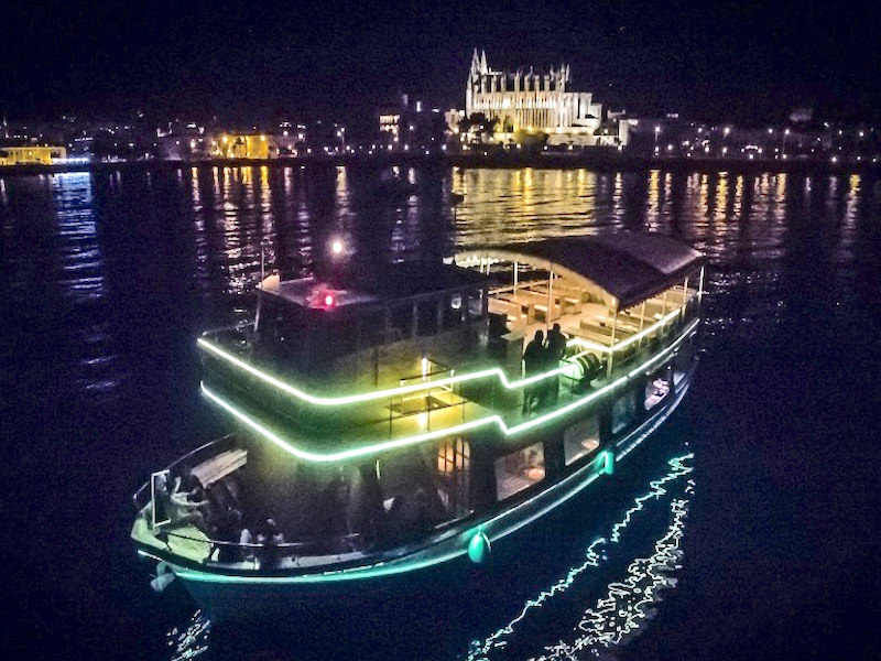 Event-Schiff bei Nacht